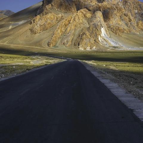 (暗夜女子)探寻暗夜女的神秘面纱：她是谁？她隐藏着怎样的故事和身份？