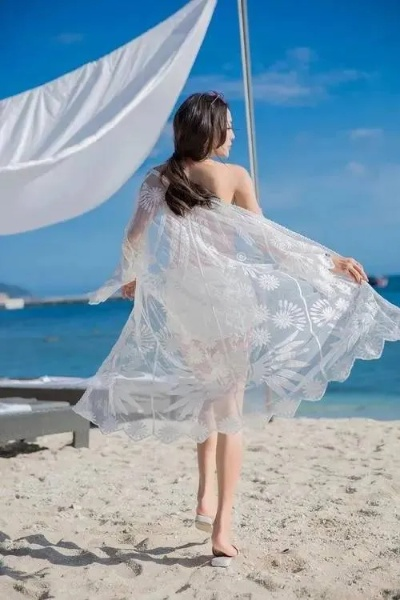 透视泳衣：揭开时尚与舒适的完美结合，夏日海滩的必备单品