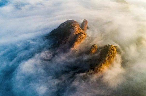 九霄独尊，风云之上，登临青云之巅，俯瞰天际，壮丽壮美，令人心驰神往。