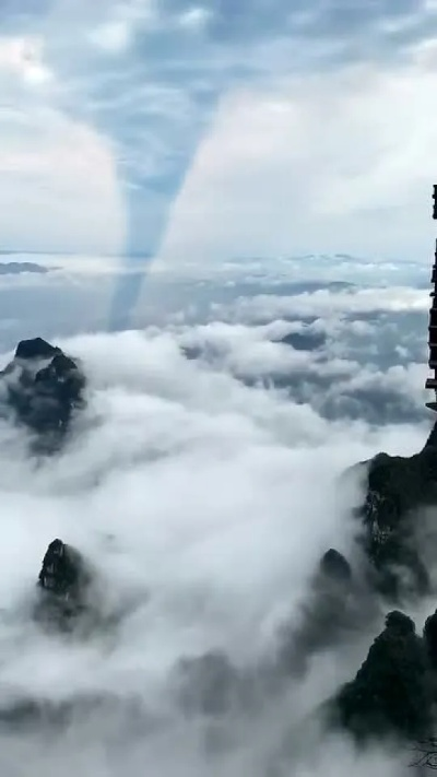 九霄独尊，风云之上，登临青云之巅，俯瞰天际，壮丽壮美，令人心驰神往。