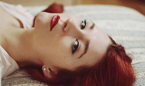 三位女子为生计净身出户，每天将岁儿子锁在家里力求生计。